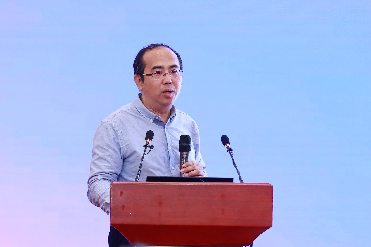徐明伟教授介绍试验站点和服务情况